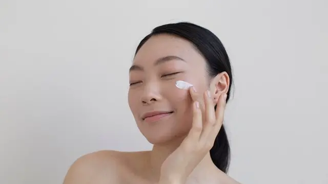 Melembabkan kulit wajah