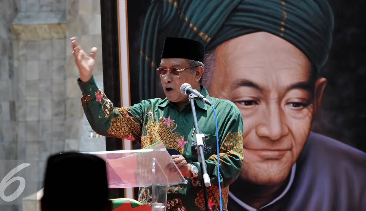 Ketua Umum PBNU, KH. Said Aqil Siradj menyampaikan pidato dalam acara kirab Resolusi Jihad NU menyambut Hari Santri Nasional di Tugu Proklamasi, Jakarta, Kamis, (22/10/2015). Hari Santri Nasional ditetapkan pada 22 Oktober. (Liputan6.com/Johan Tallo)
