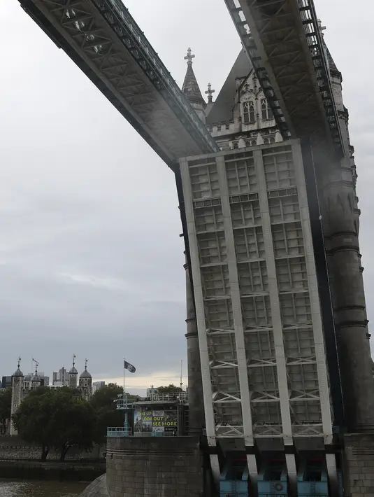 Pemandangan Tower Bridge London di Sungai Thames yang terbuka penuh pada Senin (9/8/2021). Tower Bridge London macet terbuka karena kesalahan teknis mengakibatkan gangguan lalu lintas di kedua sisi Sungai Thames karena mobil dan pejalan kaki tidak dapat menyeberang. (AP/Tony Hicks)