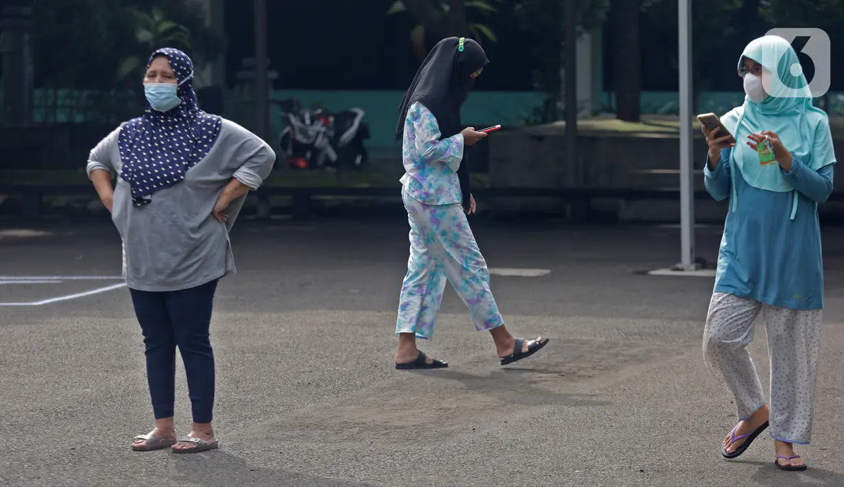 Pasien Covid dengan status Orang Tanpa Gejala beraktivitas di Graha Wisata Taman Mini, Jakarta Timur, Minggu (20/6/2021).  Jakarta kembali mencatat temuan kasus baru Covid-19 terbanyak sepanjang pandemi, yakni 4.895 dari 16.797 orang yang dites Polymerase Chain Reaction (PCR) di Ibukota. (Liputan6.c
