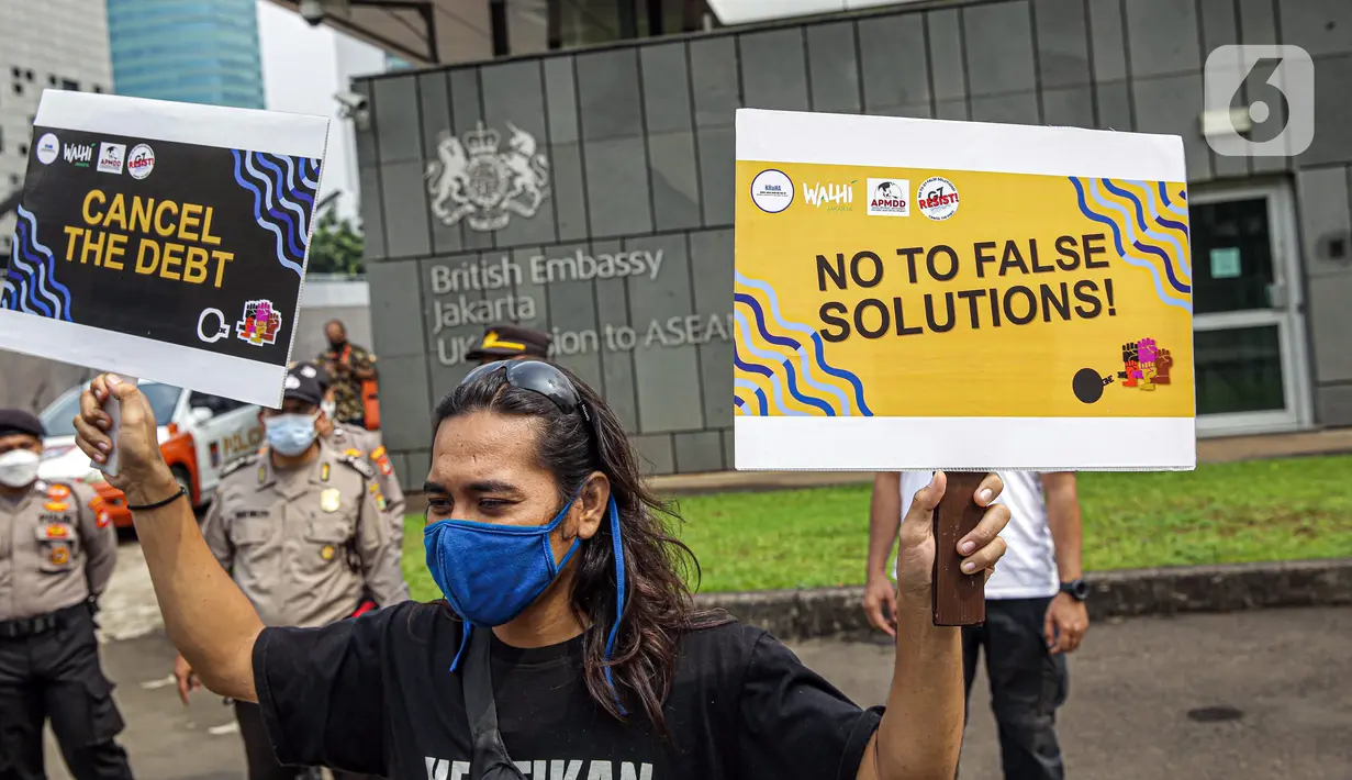 Massa yang tergabung dalam Walhi DKI Jakarta dan KRuHa menggelar aksi protes simbolik di depan Kedutaan Besar Inggris, Jakarta, Jumat (11/6/2021). Pembatalan utang dapat mengurangi beban anggaran publik untuk digunakan sebagai dana kelangsungan hidup masyarakat. (Liputan6.com/Faizal Fanani)