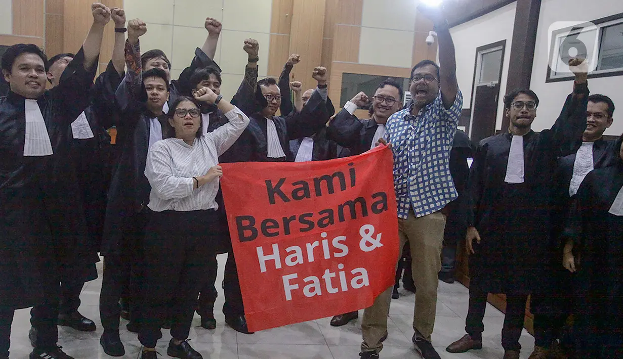 Keduanya divonis divonis bebas dalam kasus dugaan pencemaran nama baik Menteri Koordinator Bidang Kemaritiman dan Investasi Luhut Binsar Pandjaitan. (merdeka.com/Arie Basuki)