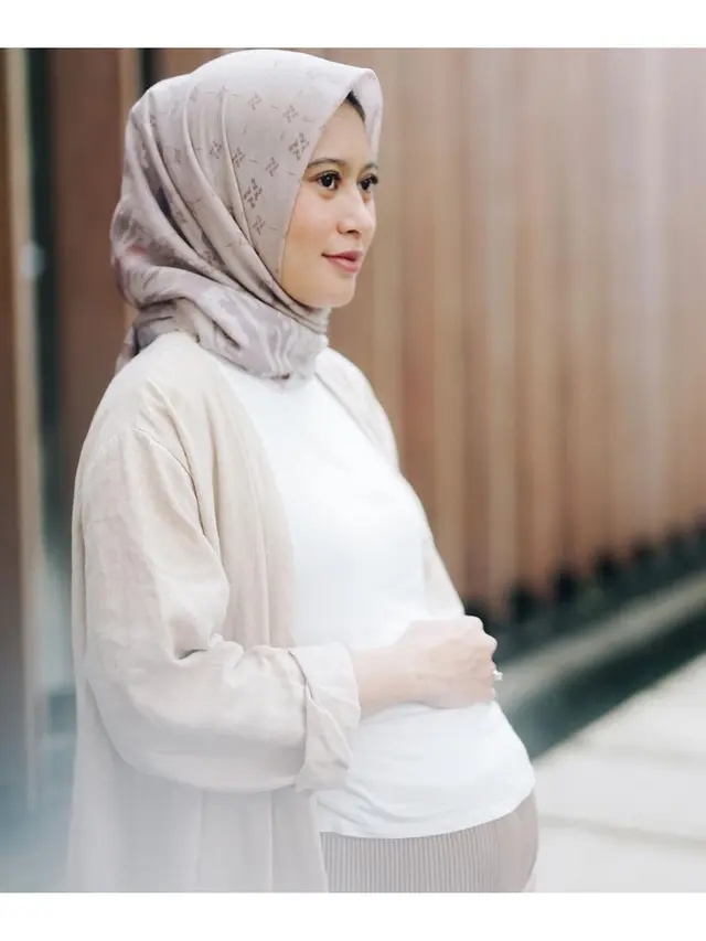Bintang FTV Pintu Berkah, Jian Batari bahagia dikaruniai anak ketiga (Foto: Instagram @jianbatari)