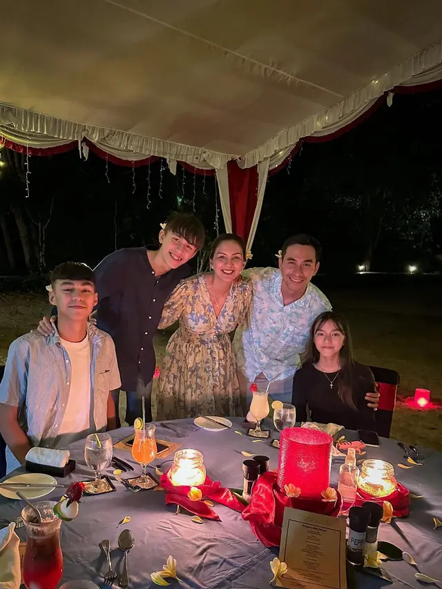 7 Potret Darius Sinathrya dan Donna Agnesia Rayakan Anniversary Pernikahan ke 16