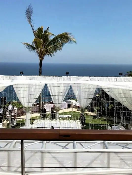 Tempat dimana Sammy dan Vivie mengucapkan janji suci  di The Edge Uluwatu, Bali. Nuansa putih mendominasi pada pernikahan. Pemberkatan dilaksanakan sekitar pukul 16.00 WITA. (Instagram/@bubahalfian)