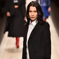 Bukan si cantik Bella Hadid kalau tidak dibicarakan oleh publik. Kali ini ia kembali tersiar soal kisah cintanya. Bella disebut-sebut memiliki hubungan spesial dengan aktor tampan Leonardo Dicaprio. (AFP/Bintang.com)