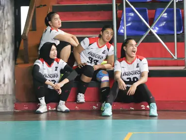 Nurlaili Kusuma (tengah) bersama para rekan satu timnya di Jakarta Pertamina Enduro sedang menunggu giliran latihan yang diadakan di GOR Bulungan, Jakarta Selatan pada Selasa (31/12/2024). (Bola.com/Abdul Aziz)