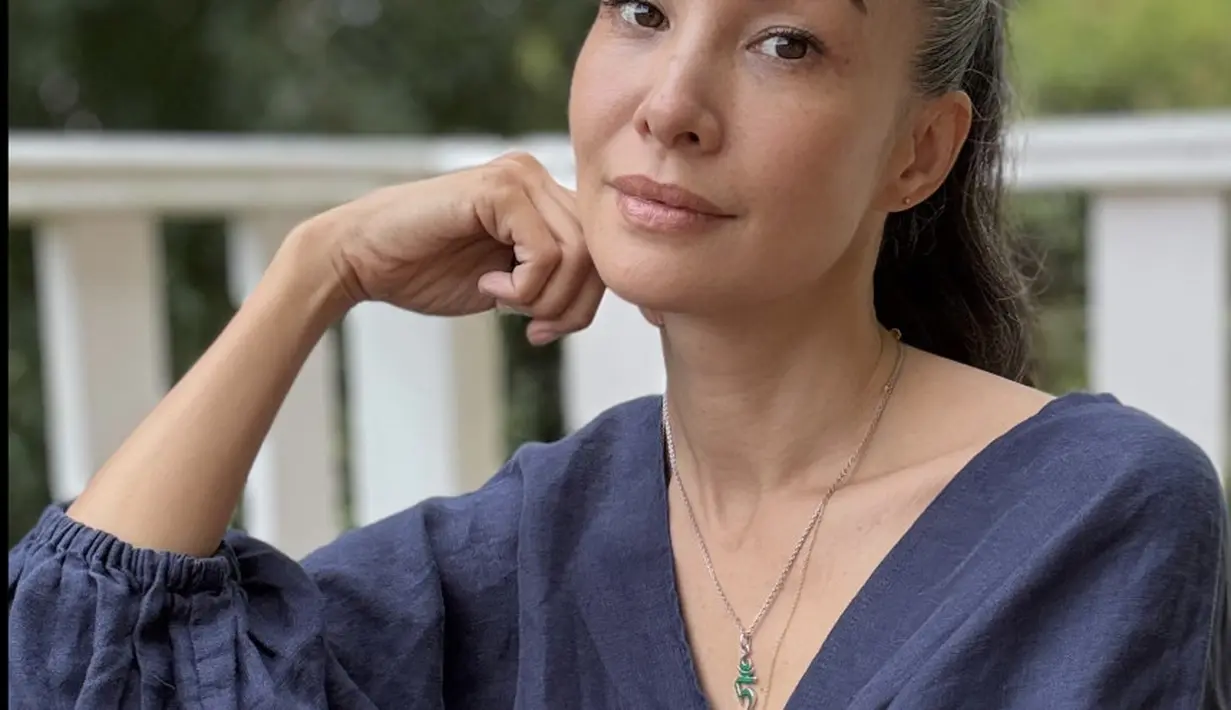 Tak jarang, ponytail menjadi gaya rambut yang diandalkannya. [Foto: Instagram/ Nadya Hutagalung]