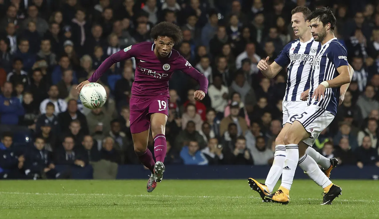 Aksi pemain Manchester City, Leroy Sane (kiri) melakukan tembakan ke gawang West Bromwich pada aga Piala Liga Inggris di The Hawthorns, West Bromwich, (20/9/2017). City menang 2-1.  (David Davies/PA via AP)