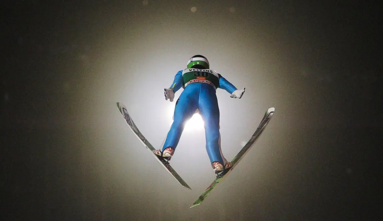 Seorang atlet ski sedang berlatih di nomor Ski Jumping HS 142 jelang Kejuaraan Dunia Ski Jumping di Kuusamo, Finlandia, (28/11/2015). (EPA/Pekka Sipola)