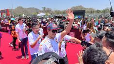 Pembalap Repsol Honda, Marc Marquez (tengah), menyapa penggemar dalam kegiatan MotoGP Hero Walk di Sirkuit Mandalika, Lombok , Minggu (15/10/2023). (Bola.com/Benediktus Gerendo Pradigdo)