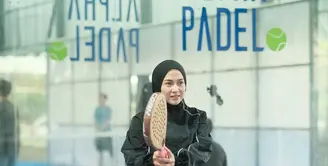 Dalam salah satu unggahannya, Nina tampil monokrom dengan tracksuit hitam berlis putih yang dipadukan dengan sneakers putih. [@ninazatulini22].