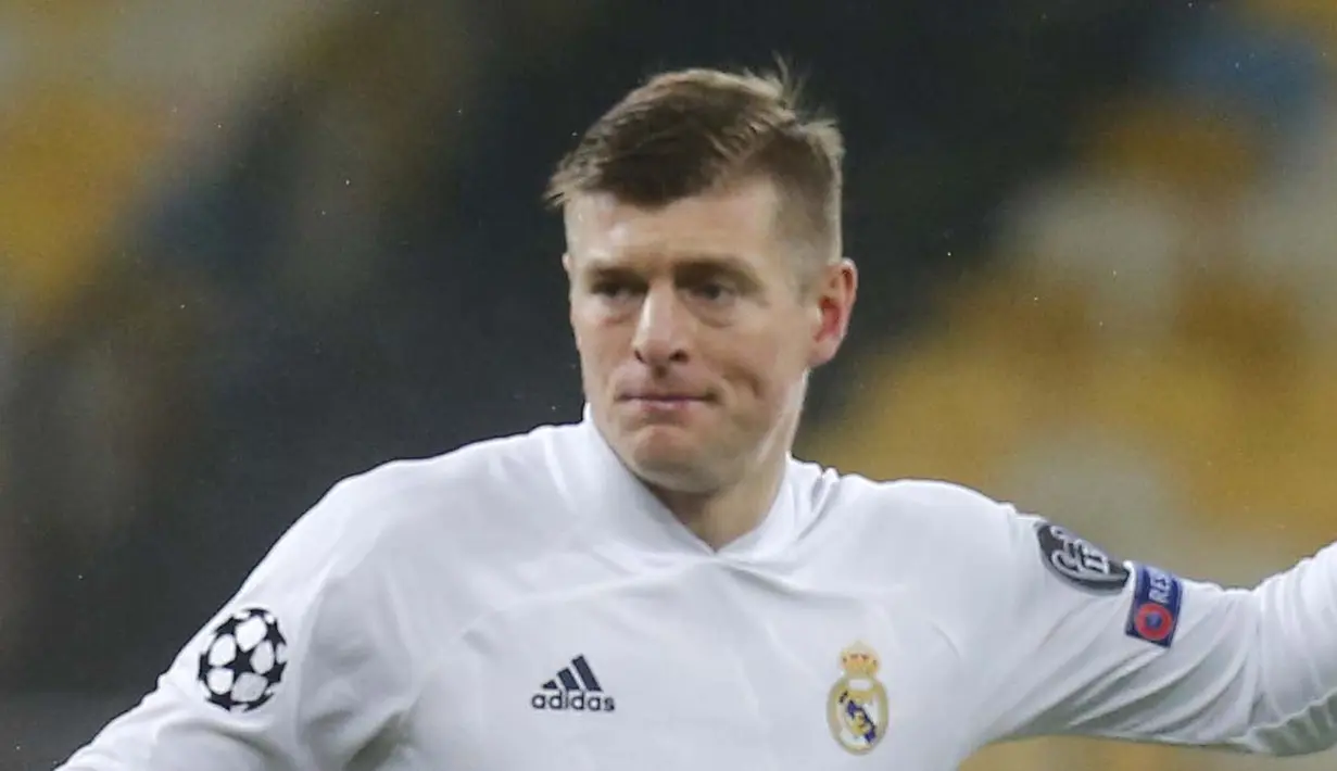 Gelandang Real Madrid, Toni Kroos, tampak kecewa usai ditaklukkan Shakhtar Donetsk pada laga Liga Champions, Selasa (1/12/2020). Kekalahan ini membuat skuat Zinedine Zidane terancam gagal lolos ke babak 16 besar. (AP/Efrem Lukatsky)