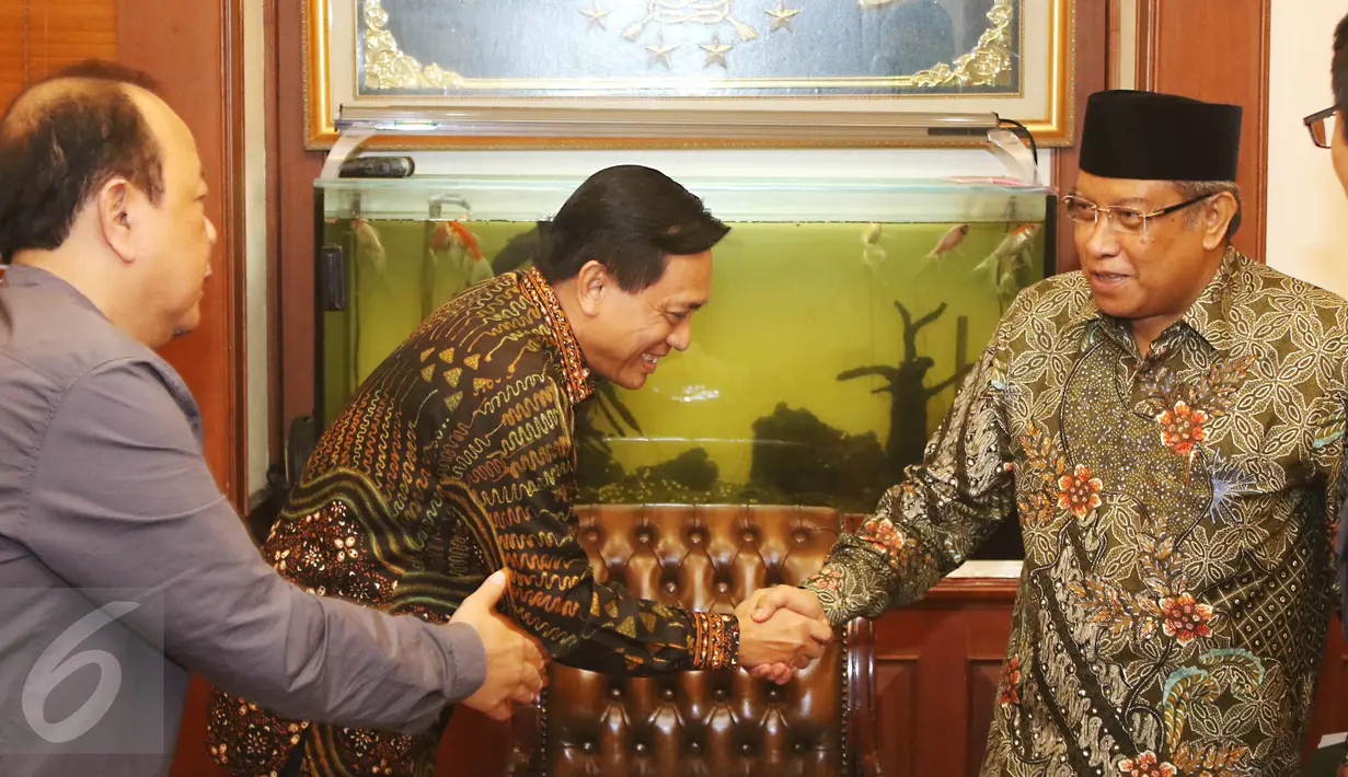 Direktur Utama Indosiar Imam Sudjarwo bersalaman dengan Ketua Umum PBNU Said Aqil Siradj saat kunjungannya ke kantor PBNU Jakarta, Senin (17/4). Pertemuan EMTEK Grup dengan PBNU dalam rangka silaturahmi. (Liputan6.com/Angga Yuniar)