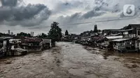 Kali Ciliwung meluap dan merendam permukiman bantaran di kawasan Manggarai, Jakarta, Senin (8/2/2021). Hingga sore tadi, BPBD DKI Jakarta mencatat sebanyak 42 RW dan 150 RT terdampak banjir. (merdeka.com/Iqbal S. Nugroho)