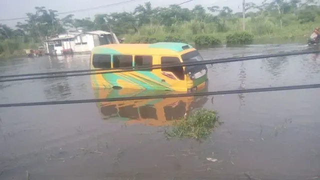 Sebuah minibus terjebak genangan air di Jalan Raya Porong sisi rel kereta. (Foto: Liputan6.com/Muhamad Ridlo/KAI Daop 5)