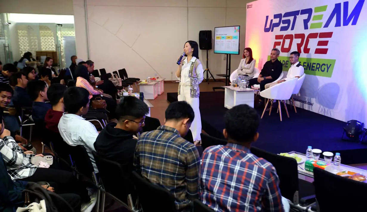 Founder of Start Your Content Academy, Victoria Wong saat memberikan paparan pada gelaran “Upstream Force: We Are The Energy” di Gedung PPDT Galeri R FSRD, Universitas Trisakti, Jakarta, Rabu (12/11/2025). (Liputan6.com/Helmi Fithriansyah)