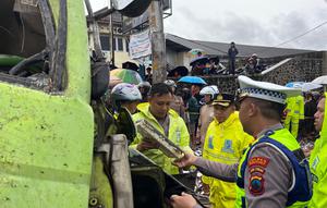 Kecelakaan lalu lintas melibatkan sebuah truk tronton bermuatan keramik terjadi di Jalan Wonosobo–Kertek, tepatnya di Simpang Empat Kertek, Kelurahan/Kecamatan Kertek, Kabupaten Wonosobo, Sabtu pagi (27/12/ 2025), sekitar pukul 06.15 WIB. (Liputan6.com/ Felek Wahyu)