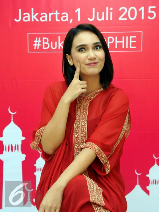 Tanpa canggung Febi Febiola berpose dengan gaya yang unik dan lucu. Foto diambil pada Rabu (1/7/2015) saat acara buka puasa bersama dengan salah satu produk kecantikan, Jakarta. (Liputan6.com/Panji Diksana)