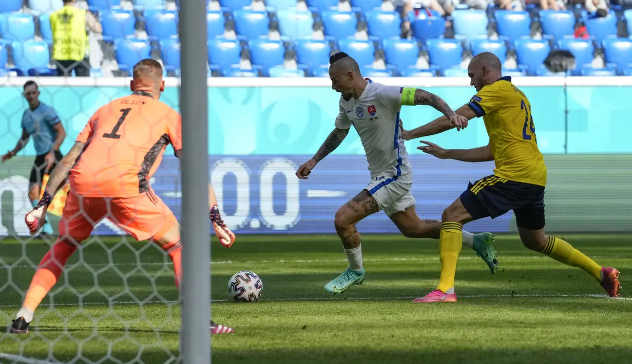 Gelandang Slovakia, Marek Hamsik membawa bola dari kejaran pemain Swedia, Marcus Danielson pada pertandingan grup E Euro 2020 di stadion Saint Petersburg, Rusia, Jumat (18/6/2021). Hasil ini menempatkan Swedia untuk sementara berada di puncak klasemen Grup E dengan 4 poin. (AP Photo/Dmitri Lovetsky)