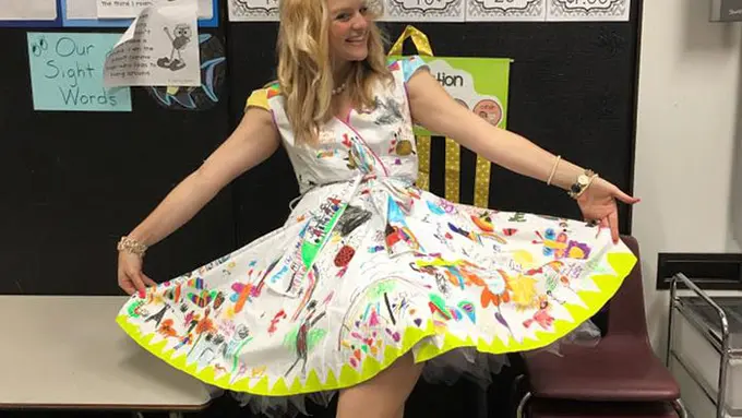 Kenaikan Kelas, Guru SD Ini Minta Para Siswa Gambar di Gaunnya