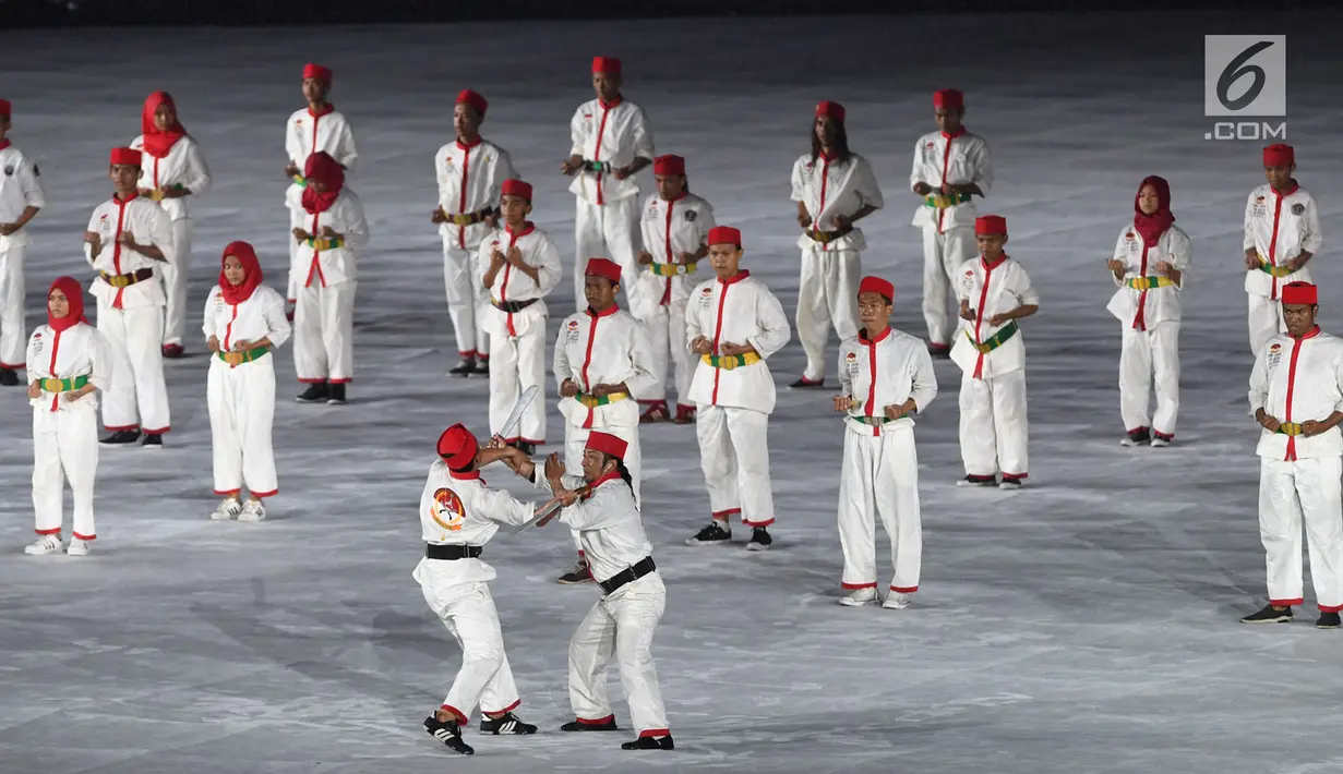 Penampilan 100 pesilat dalam penutupan Asian Games 2018 di Stadion Utama GBK, Jakarta, Minggu (2/9). (Merdeka.com/Imam Buhori)