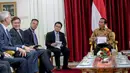 Presiden Joko Widodo (kanan) berdialog dengan pemimpin perusahaan multinasional Amerika Serikat di Kantor Presiden, Jakarta, Selasa (5/5/2015). Pertemuan tersebut membahas berbagai potensi perekonomian Indonesia. (Liputan6.com/Faizal Fanani)