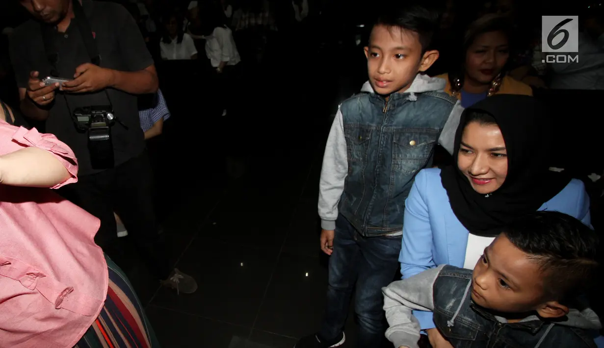 Terdakwa kasus suap pemberian izin lokasi perkebunan di Kutai Kartanegara Rita Widyasari bersiap menjalani sidang pembacaan vonis di Pengadilan Tipikor, Jakarta, Jumat (6/7). Rita dihukum 10 tahun penjara dan denda Rp 600 juta. (Liputan6.com/Johan Tallo)