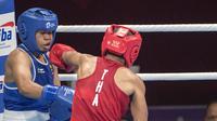 Petinju asal Indonesia Huswatun Hasanah gagal melangkah ke final setelah dikalahkan Sudaporn Seesondee asal Thailand di babak semifinal kelas ringan (57-60 kg) Asian Games 2018 di JIExpo Kemayoran Jakarta, Jumat (31/8/2018). (Bola.com/Peksi Cahyo)