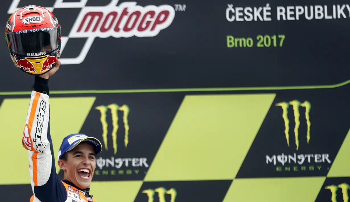 Eskpresi pebalap Repsol Honda Team, Marc Marquez saat berada pada podium usai menjuarai balapan  MotoGP Republik Ceska di Sirkuit Brno, (6/8/2017). (AP/Petr David Josek)
