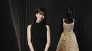 Lantas, apa rahasia kecantikan Jisoo malam itu? Mengutip dari keterangan rilis yang diterima FIMELA, Jisoo diketahui memakai complexion berupa, Dior Forever Hydra Glow Cushion #1N, yang memberikan hasil akhir dewy yang tetap ringan dan melembapkan. [Foto: @pierre__mouton/@dior].