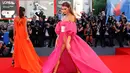 Aktris Dayane Mello saat menghadiri sesi pemotretan untuk miniseri televisi "The Young Paus" di Festival Film Venice ke-73 di Venice, Italia pada 3 September 2016. (REUTERS / Alessandro Bianchi) 