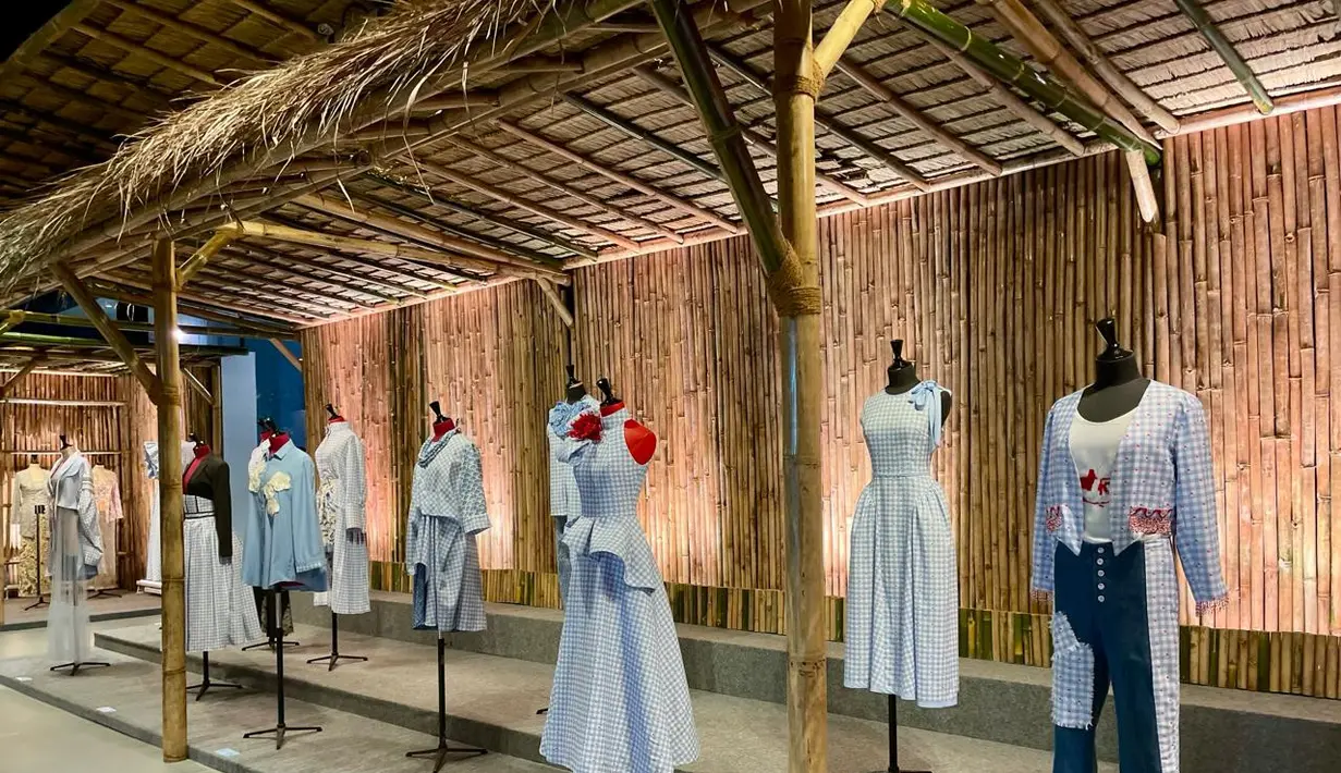 Sementara 12 desainer lokal yang berpartisipasi menampilkan rancangan khas mereka dari kain warna sky blue yang secara khusus diberikan oleh tim DIdit.  [Dok/Fimela/Hilda Irach]