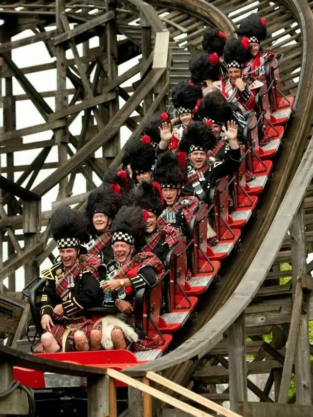 7 Potret Kocak Orang Naik Roller Coaster Ini Bikin Geleng Kepala