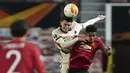 Bek AS Roma, Roger Ibanez (kiri) berduel udara dengan striker Manchester United, Marcus Rashford dalam laga leg pertama semifinal Liga Europa 2020/2021 di Old Trafford Stadium, Manchester, Kamis (29/4/2021). AS Roma kalah 2-6 dari Manchester United. (AP/Jon Super)