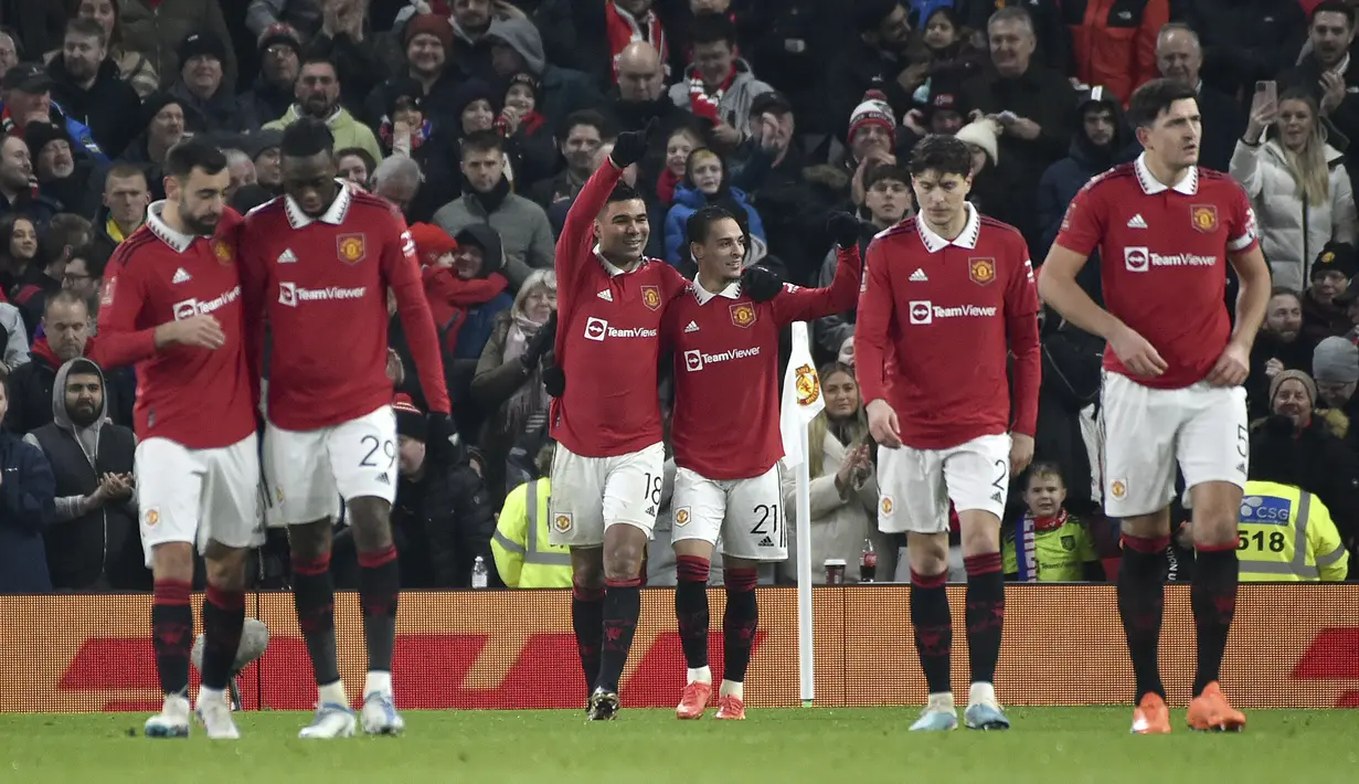 Tak ada lagi gol tercipta hingga berakhirnya laga. Manchester United pun memastikan lolos ke bakak kelima Piala FA 2022/2023. (AP Photo/Rui Vieira