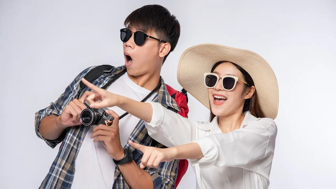 Ilustrasi pasangan traveling bersama/freepik.com/jcomp