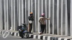 Pengendara berhenti untuk berfoto di terowongan lingkar luar Nagreg, Jawa Barat, Minggu (3/7).Para pengendara tetap berfoto meskipun terdapat larangan berhenti karena berbahaya bagi keselamatan. (Liputan6.com/Immanuel Antonius)
