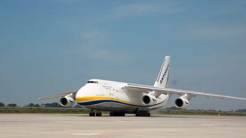 Pesawat kargo charter Antonov Internasional AN124-100 berhasil mendarat dan lepas landas di Bandara Internasional Yogyakarta (YIA) di Kulon Progo pada Rabu 10 Maret 2021.