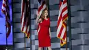 Chelsea Clinton berjalan menuju podium sebelum berbicara pada penutupan Konvensi Nasional Partai Demokrat di Philadelphia, AS, Kamis (28/7). Chelsea merupakan putri tunggal dari mantan Presiden AS, Bill Clinton dan Hillary Clinton. (REUTERS/Mike Segar)