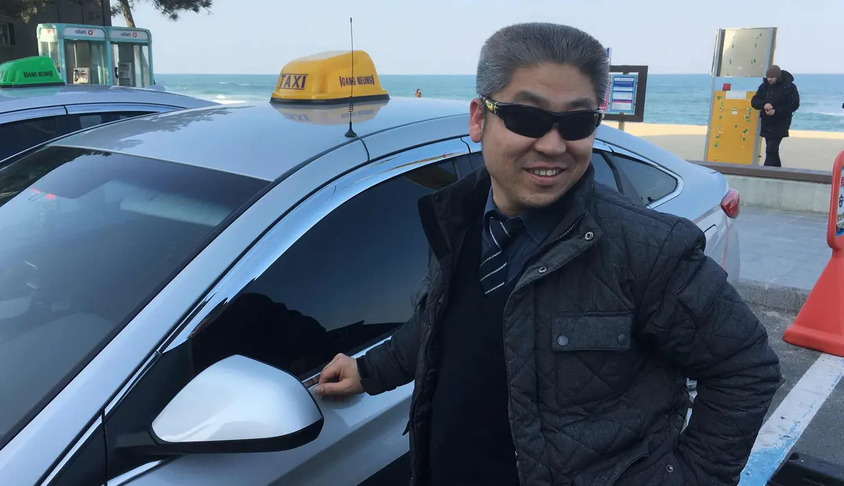 Lee Tae-ho, sopir taksi (46) saat wawancara di Anmok Beach, Korsel (8/2). Lee sangat kritis terhadap partisipasi Olimpiade Korut dan ia masih ingin bertemu orang Korut dan mengatakan "Halo, senang bertemu dengan Anda di sini." (AP Photo/Hyung-jin Kim)