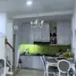 Meja makan dan beberapa kursi tidak jauh dari dapur yang juga terlihat sederhana. Rumah Boiyen ada dua lantai. [Youtube/TRANS7 OFFICIAL]