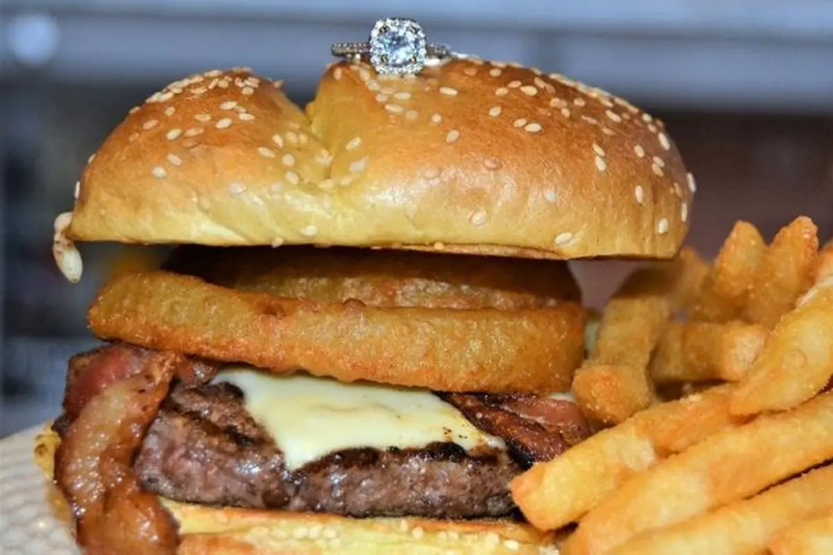 Seharga 41 Juta Rupiah, Tertarik Membeli Burger Ini?
