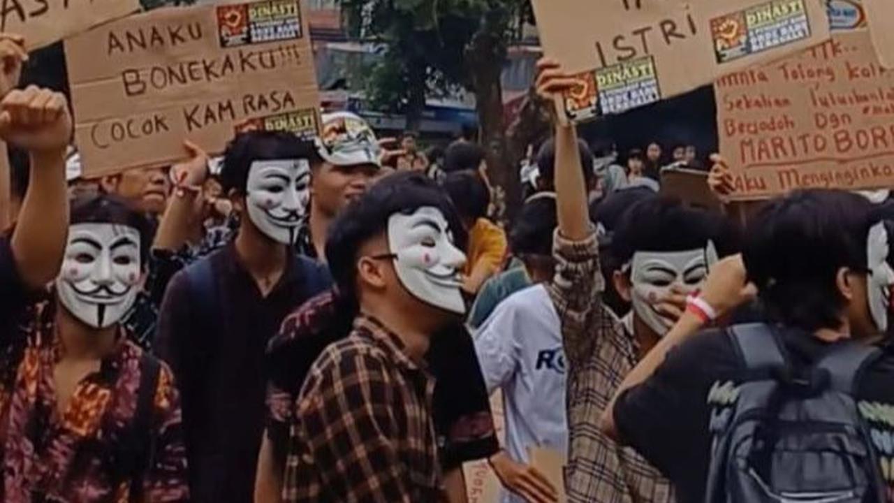 Ratusan mahasiswa dari berbagai kampus melakukan mimbar bebas di Lapangan Reformasi Unika St. Thomas, Medan, Sumatera Utara, Kamis (30/11/2023). Dalam aksinya, mereka menolak praktik politik dinasti dan mengkritisi putusan Mahkamah Konstitusi (MK) terkait