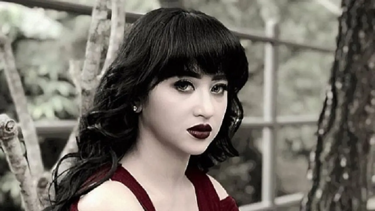 dewi perssik
