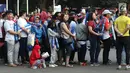Calon penonton antre untuk masuk menyaksikan laga final bulu tangkis beregu putra di Istora Senayan Jakarta, Rabu (22/8). Laga final bulu tangkis beregu putra mempertemukan Indonesia melawan China. (Liputan6.com/Helmi Fithriansyah)
