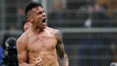 Lautaro Martinez tampil gemilang saat membawa Inter Milan menaklukkan Empoli dengan skor 4-2 pada laga Liga Italia. Bomber asal Argentina itu memborong dua dari empat gol kemenangan Nerazzurri ke gawang Empoli. (AP/Antonio Calanni)
