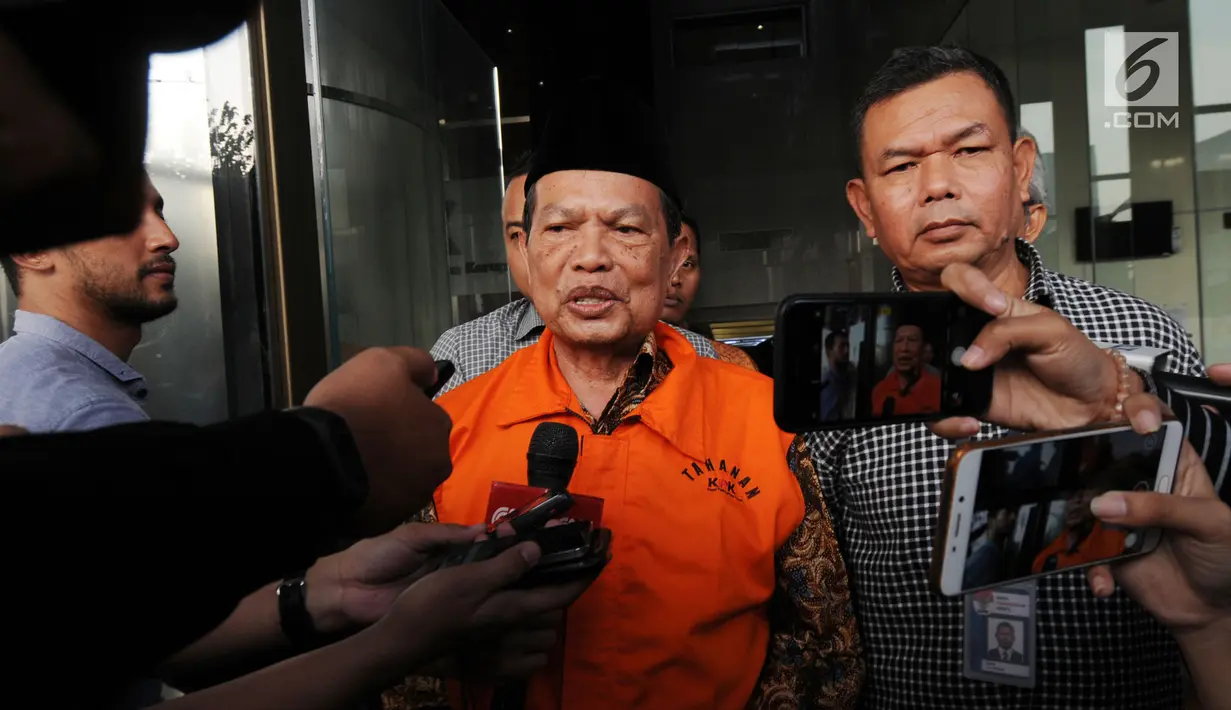 Wali Kota Mojokerto, Masud Yunus memberi keterangan kepada awak media usai menjalani pemeriksaan oleh penyidik di gedung KPK, Jakarta, Rabu (8/5). Masud Yunus resmi ditahan untuk 20 hari kedepan untuk mempermudah pemeriksaan. (Merdeka.com/Dwi Narwoko)
