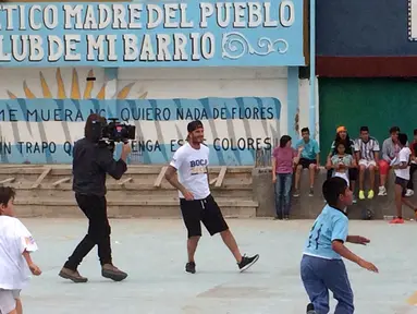 Bintang Sepak Bola David Beckham bermain bola bersama anak-anak untuk pembuatan film Dokumenter di Buenos Aires, Senin (9/11/2015).  (AFP Photo/FIXER-ARGENTINA/Macarena Galiardi)