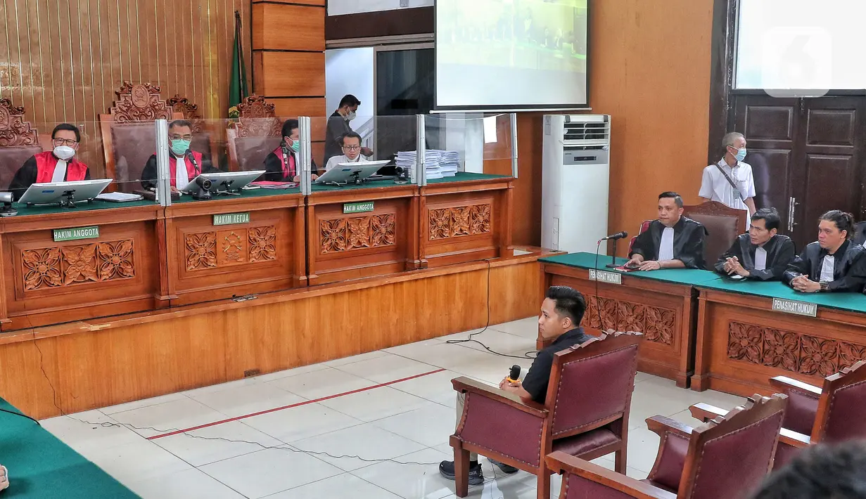 Terdakwa kasus pembunuhan Brigadir Nopriansyah Yosua Hutabarat (Brigadir J), Richard Eliezer saat mengikuti sidang di Pengadilan Jakarta Selatan, Rabu (11/1/2023). Majelis Hakim Pengadilan Negeri (PN) Jakarta Selatan menunda sidang pembacaan tuntutan terdakwa Richard Eliezer Pudihang Lumiu. (Liputan6.com/Angga Yuniar)